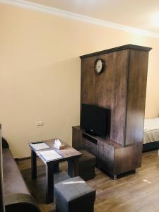 ein Wohnzimmer mit einem TV und einem Couchtisch in der Unterkunft Guest house Abovyan street in Yerevan