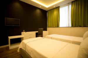 Rúm í herbergi á Havana Hotel