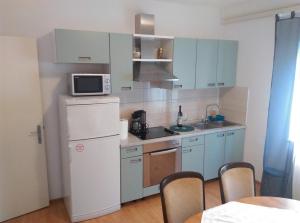 Kuchyň nebo kuchyňský kout v ubytování Apartmani Deniz