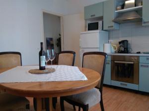 Kuchyň nebo kuchyňský kout v ubytování Apartmani Deniz