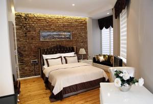 A bed or beds in a room at Frida Suites
