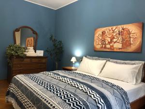 ヴェルバーニアにあるCasa Edyのベッドルーム1室(ベッド1台付)が備わります。壁には絵画が飾られています。