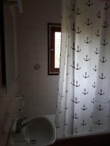 レスカラにあるCasa Els Rosers WIFIのバスルーム(洗面台、アンカー付きシャワーカーテン付)