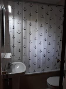 レスカラにあるCasa Els Rosers WIFIのバスルーム(洗面台、アンカー付きシャワーカーテン付)