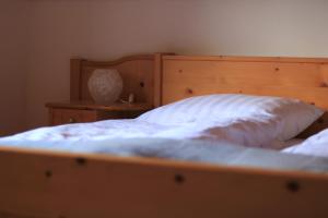 A bed or beds in a room at Das Schäferhäuschen - Leitenbauer Schäferei