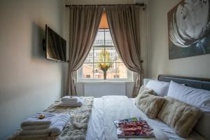 Rúm í herbergi á Most central luxury apartment - sleeps 4 & FREE parking!