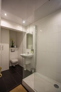 Ένα μπάνιο στο Most central luxury apartment - sleeps 4 & FREE parking!