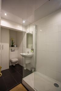 Koupelna v ubytování Most central luxury apartment - sleeps 4 & FREE parking! + 29 fotografií