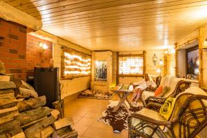 Posezení v ubytování Magnat Inn Sauna & Relax