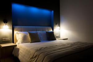 - une chambre dotée d'un grand lit avec deux lumières dans l'établissement ApartHotel Durini, à Milan