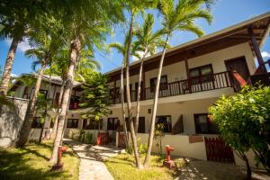 西端的住宿－Splash Inn Dive Resort & Villas，一座棕榈树建筑