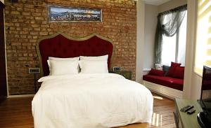 A bed or beds in a room at Frida Suites