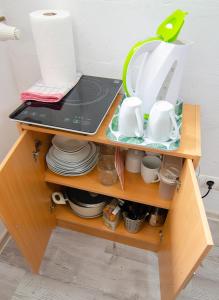 リュブリャナにあるNewly renovated Studio with Air Conditioner & FREE Parkingの木の棚