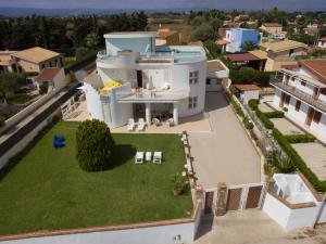 una vista aérea de una casa con patio en Villa Vincenza, en Arenella