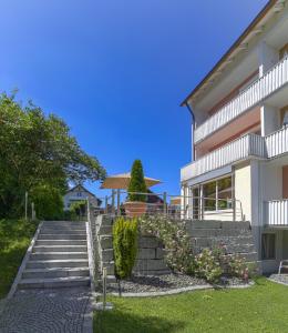 una casa con escaleras y flores delante en Kneipp-Kurhotel Emilie, en Bad Wörishofen