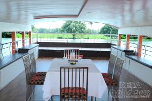 Kera Houseboats Alleppey的阳台或露台