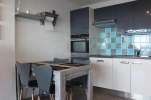 Kuchyň nebo kuchyňský kout v ubytování Nicolas Lambert - Appartement vue mer, prêt de velos,WIFI