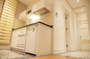 A kitchen or kitchenette at Frida Suites