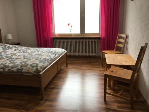 ハレンベルクにあるHaus Nova am Bollerbergのベッドルーム1室(ベッド1台、テーブル、椅子付)