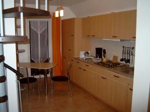 弗賴堡的住宿－FH Alfred，厨房配有木制橱柜和桌椅