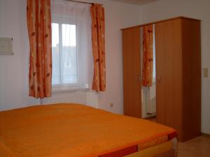 1 dormitorio con cama y ventana en FH Alfred en Freyburg