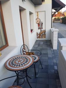 une terrasse couverte avec une table et des chaises. dans l'établissement Pensiunea Rustic, à Hunedoara