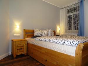 1 dormitorio con cama de madera y ventana en Alte Kelterei, en Dresden