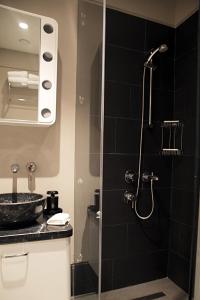 A bathroom at Frida Suites