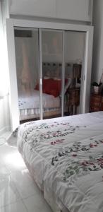 Un dormitorio con una cama con flores. en Charmoso Apartamento Leme/copacabana, en Río de Janeiro