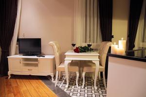 A television and/or entertainment centre at Frida Suites