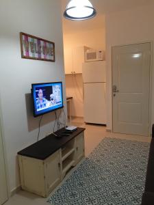 uma sala de estar com uma televisão de ecrã plano num armário em 3 Stairs Only to Cozy Flat on Hillel st em Haifa