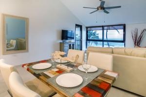 comedor y sala de estar con mesa y sillas en BV103 - Amazing Oceanfront Condo steps from beach, en Humacao