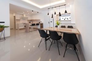 Kuchyňa alebo kuchynka v ubytovaní Apartamentos La Laguna II Luxury Apartments