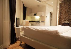 A bed or beds in a room at Frida Suites
