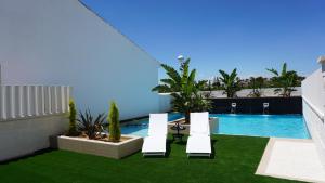 Bazén v ubytovaní Apartamentos La Laguna II Luxury Apartments alebo v jeho blízkosti + 10 fotografií