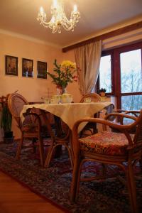 Posezení v ubytování A.Dalia + 37 fotografií