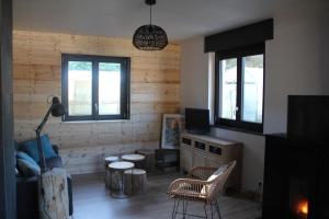 ein Wohnzimmer mit einem Sofa und einem Tisch in der Unterkunft Chalet du Toit Vosgien in Gérardmer