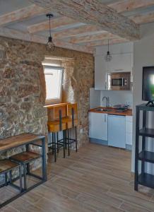A kitchen or kitchenette at Catapeixe Holiday Apartments