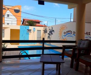 un balcón con un mural de una piscina en Pousada Recanto das Férias, en Fortaleza