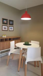 une salle à manger avec une table blanche et des chaises blanches dans l'établissement Solar Água 172, à Pipa