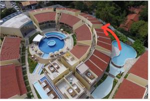 - une vue aérienne sur un bâtiment avec une piscine dans l'établissement Solar Água 172, à Pipa