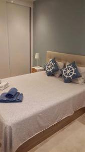 ポルシェスにあるCasa do Solの青い枕が付いたベッド1台が備わる客室です。