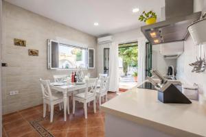 een keuken en eetkamer met een tafel en stoelen bij Villa del Manzano in Villanueva del Ariscal