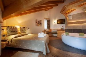 Ένα ή περισσότερα κρεβάτια σε δωμάτιο στο Resort Dolce Casa - Family & Spa Hotel