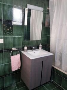 Kép Comfortable 4th fl flat ideal for up to 8 people szállásáról Pírgoszban a galériában