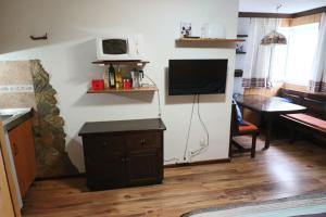 een keuken met een tv aan de muur en een tafel bij Presidente con vistas al Veleta in Sierra Nevada