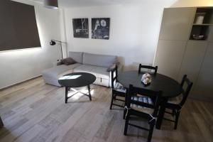 シエラネバダにあるEdificio Marbella Apartamento de lujoのリビングルーム(テーブル、ソファ付)