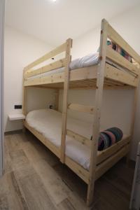 シエラネバダにあるEdificio Marbella Apartamento de lujoの二段ベッド2組が備わる客室です。
