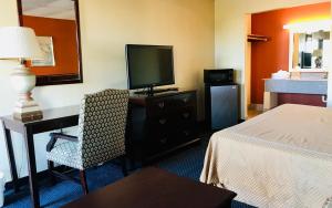 TV a/nebo společenská místnost v ubytování Executive Inn Texarkana