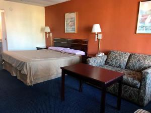 Postel nebo postele na pokoji v ubytování Executive Inn Texarkana